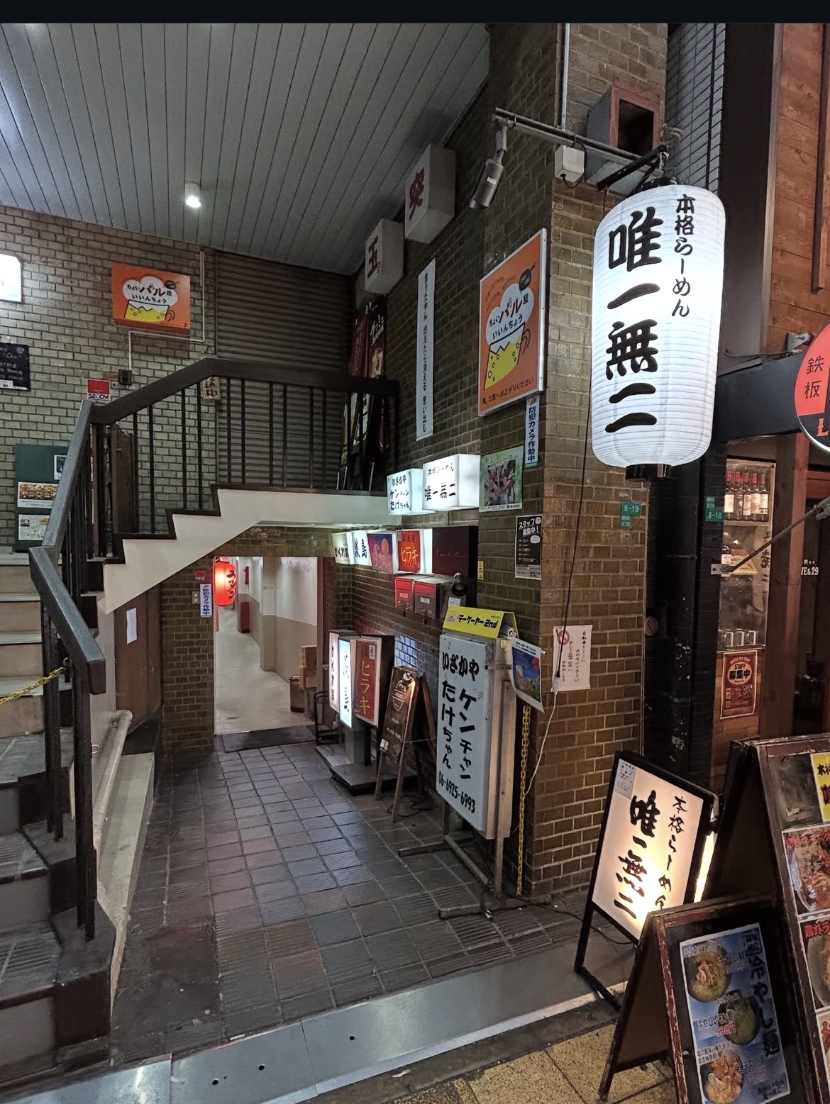 唯一無二の提灯が目印の建物入口